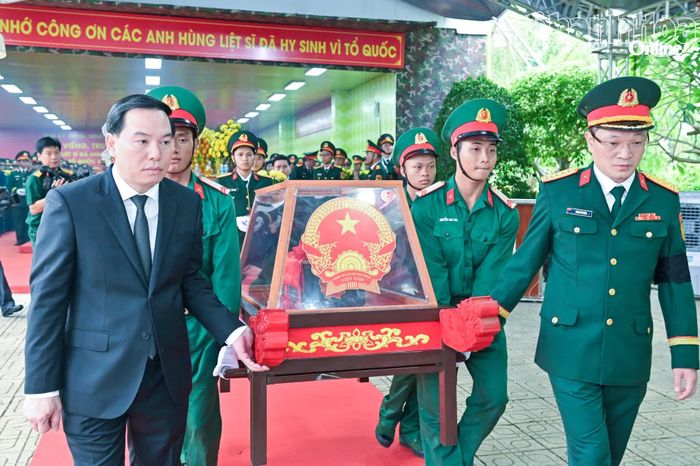 Đồng chí Hồ Xuân Trường, các đại biểu cùng đội tiêu binh di chuyển hài cốt các liệt sĩ đến ô mộ để an táng.