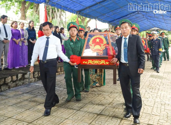 Các đại biểu cùng đội tiêu binh di chuyển hài cốt các liệt sĩ đến ô mộ để an táng.