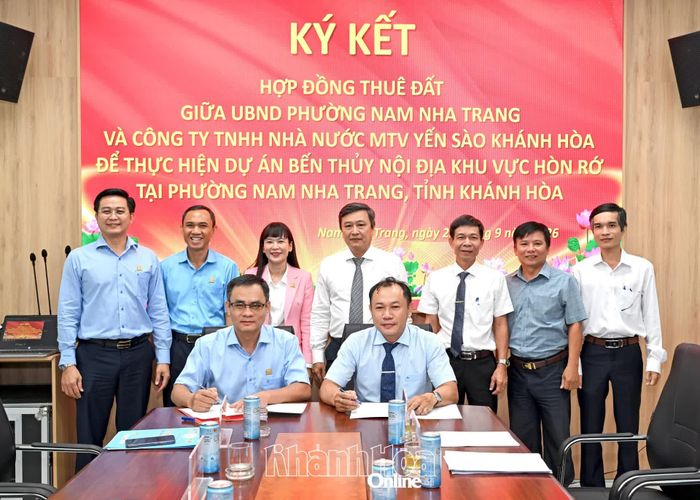 Đại diện UBND phường Nam Nha Trang và lãnh đạo Công ty TNHH Nhà nước Một thành viên Yến sào Khánh Hòa ký kết hợp đồng.