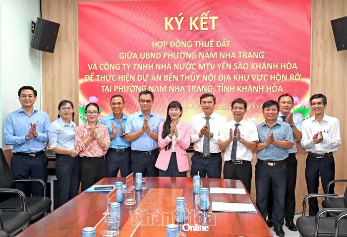 Các đại biểu chụp hình lưu niệm tại buổi ký kết.