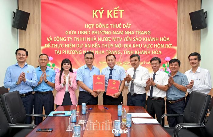 Các đại biểu chúc mừng UBND phường Nam Nha Trang và Công ty TNHH Nhà nước Một thành viên Yến sào Khánh Hòa hoàn thành việc ký kết hợp đồng.