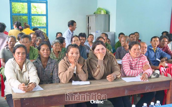 Đông đảo người dân thôn Gòn 1, xã Lâm Sơn tham dự chương trình trao tặng bồn chứa nước sinh hoạt.