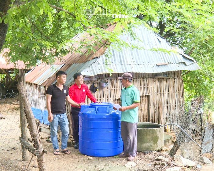 Lực lượng Hội Chữ thập đỏ và địa phương hỗ trợ vận chuyển bồn chứa nước đến tận nhà người dân.