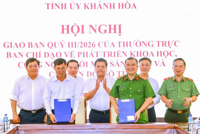 Các đồng chí: Trần Phong, Hồ Xuân Trường, Nguyễn Việt Hùng chứng kiến đại diện Công an tỉnh và Sở Khoa học và Công nghệ ký kết biên bản bàn giao nhiệm vụ của Cơ quan Thường trực Ban Chỉ đạo.