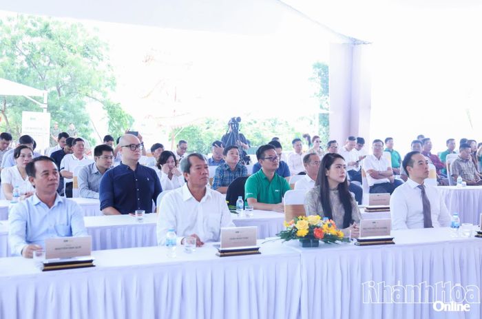 Các đại biểu tham dự lễ khởi công.