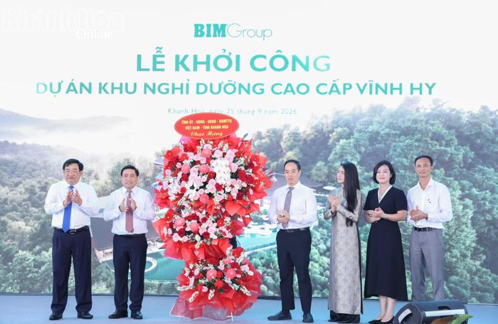 Đồng chí Lâm Đông và đồng chí Trịnh Minh Hoàng tặng hoa chúc mừng.