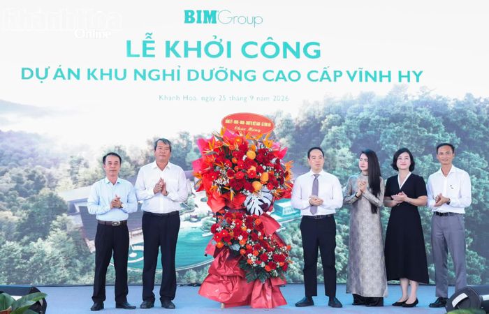 Lãnh đạo xã Vĩnh Hải tặng hoa chúc mừng.