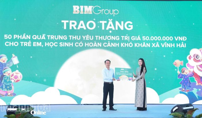 Đại diện chủ đầu tư trao bảng tượng trưng tặng 50 suất quà Trung thu cho trẻ em, học sinh có hoàn cảnh khó khăn của xã Vĩnh Hải.