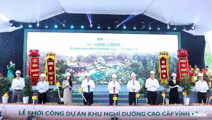 Các đại biểu thực hiện nghi thức khởi công dự án.