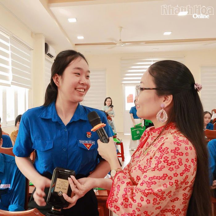 Báo cáo viên trao đổi với đoàn viên tại xã Suối Dầu.