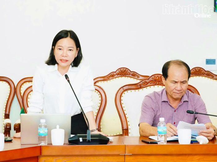 Bà Thái Thị Lệ Hằng - Giám đốc Sở Văn hóa, Thể thao và Du lịch báo cáo về ý tưởng tổ chức Festival Biển Khánh Hòa 2027.