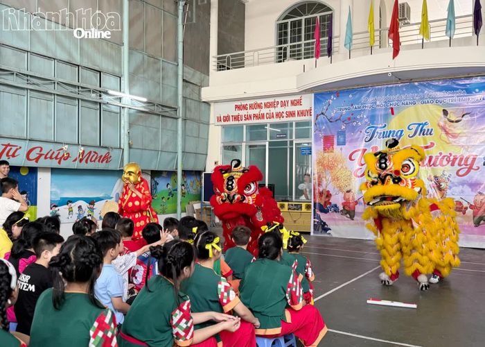 Các em xem múa lân tại chương trình.