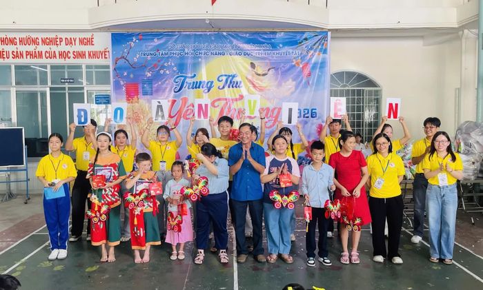Các học sinh nhận quà tại chương trình.