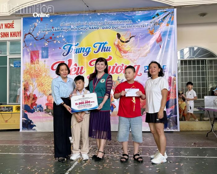 Các đơn vị trao tặng tiền mặt cho lãnh đạo trung tâm.