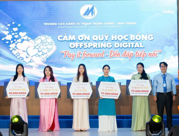 Lãnh đạo Trường Cao đẳng Sư phạm Trung ương - Nha Trang trao học bổng của nhà tài trợ cho sinh viên có hoàn cảnh khó khăn.