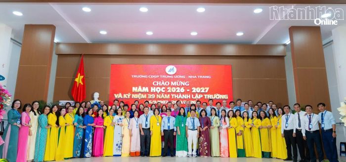 Tập thể lãnh đạo, giảng viên chụp ảnh lưu niệm tại chương trình.