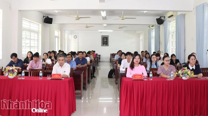 Các đại biểu và học viên tham dự lễ bế giảng lớp bồi dưỡng.