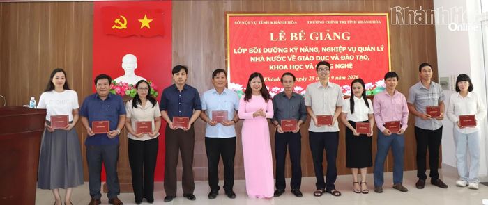 Lãnh đạo Trường Chính trị tỉnh Khánh Hòa trao giấy chứng nhận hoàn thành chương trình bồi dưỡng cho học viên.