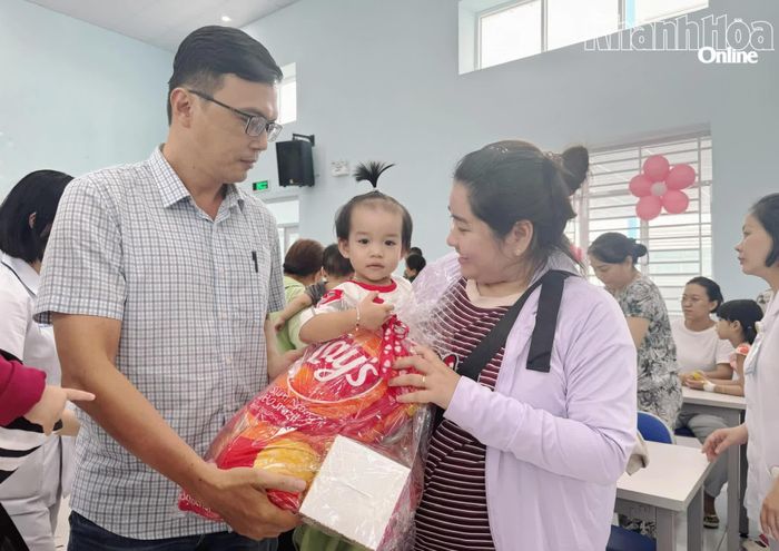 Mạnh thường quân tặng quà cho bệnh nhi tại chương trình.