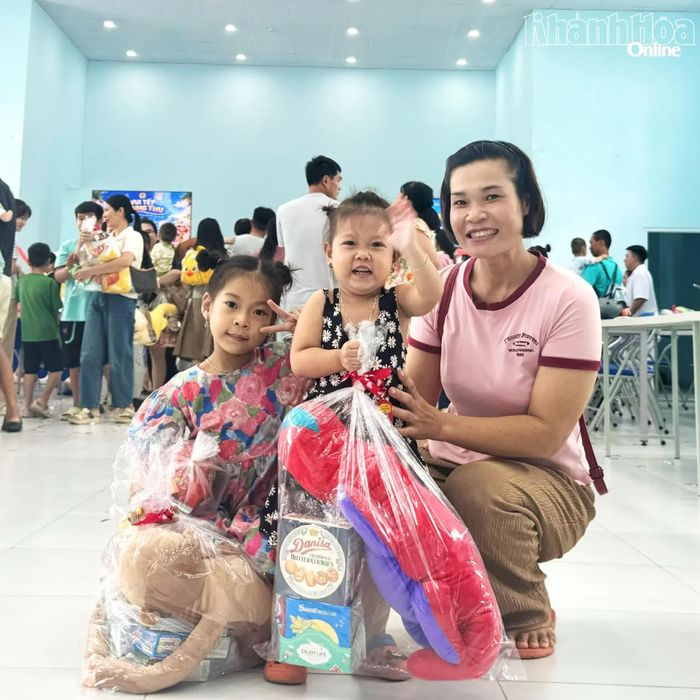 Niềm vui của các bệnh nhi khi nhận được quà.