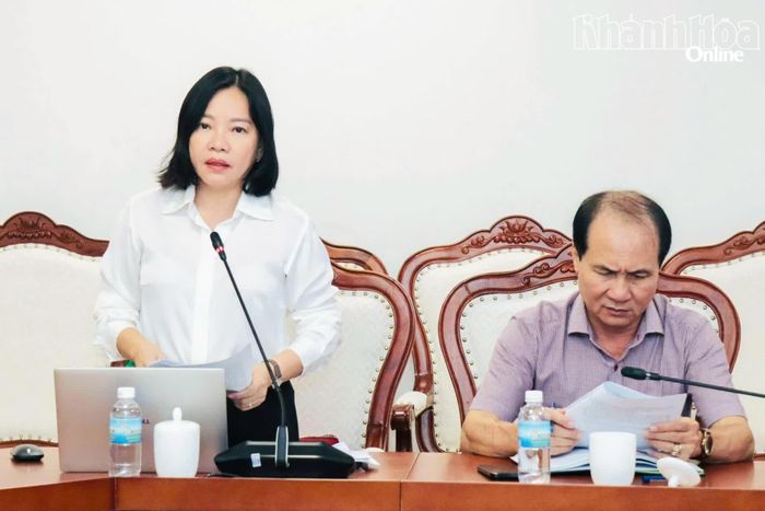 Lãnh đạo Sở Văn hóa, Thể thao và Du lịch báo cáo kết quả hoạt động của ngành.