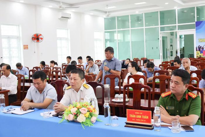 Các đại biểu thảo luận tại hội nghị.