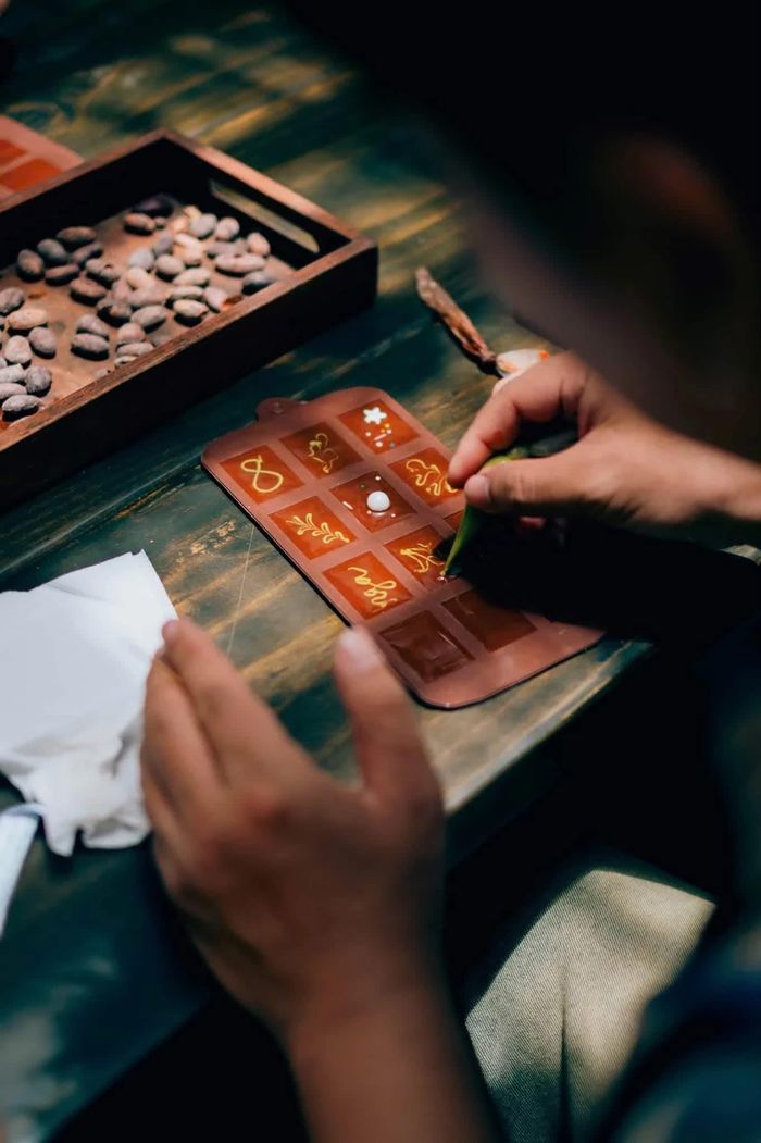 Một công đoạn tạo hình, trang trí socola tại workshop.