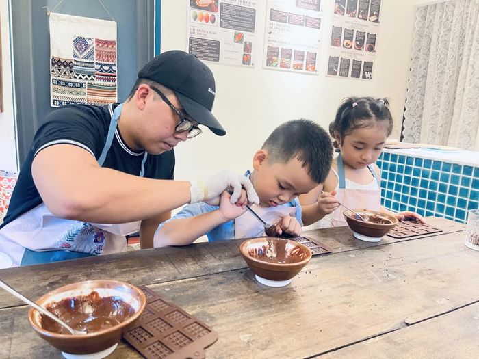 Anh Trường cùng con trai tham gia workshop làm cacao.