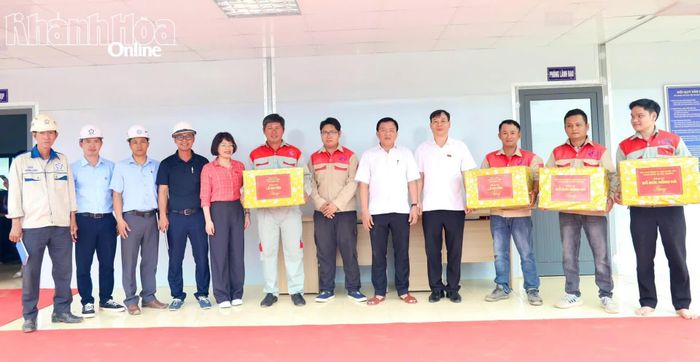 Lãnh đạo Ủy ban Khoa học, Công nghệ và Môi trường của Quốc hội và lãnh đạo UBND tỉnh tặng quà động viên đội ngũ kỹ sư, công nhân của đơn vị nhà thầu. 