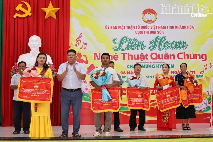 Lãnh đạo xã Phước Hậu trao giải ba cho đội nghệ thuật quần chúng xã Phước Hữu và xã Thuận Nam.