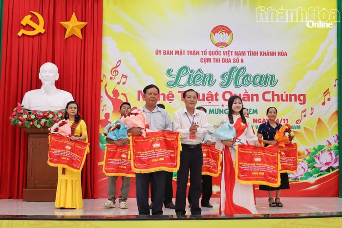 Đại diện Ủy ban MTTQ Việt Nam tỉnh trao giải nhì cho đội nghệ thuật quần chúng xã Phước Hà và xã Cà Ná.