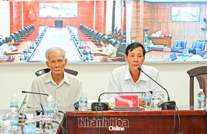 Ông Trần Văn Hòa Lưu và ông Nguyễn Chút (xã Diên Khánh) trình bày tại buổi tiếp công dân.