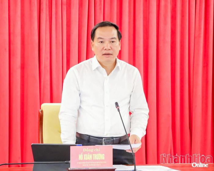Phó Bí thư Thường trực Tỉnh ủy Hồ Xuân Trường phát biểu kết luận hội nghị.