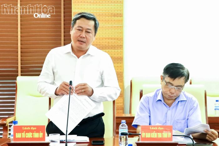 Lãnh đạo Ban Tổ chức Tỉnh ủy báo cáo một số nội dung tại hội nghị.