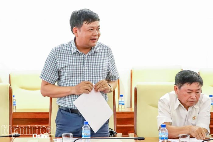 Lãnh đạo Ủy ban MTTQ Việt Nam tỉnh báo cáo một số nội dung tại hội nghị.