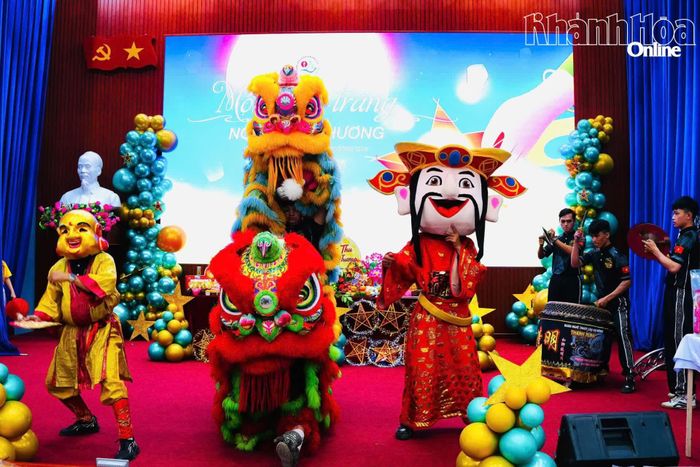 Tiết mục múa lân được biểu diễn tại chương trình.