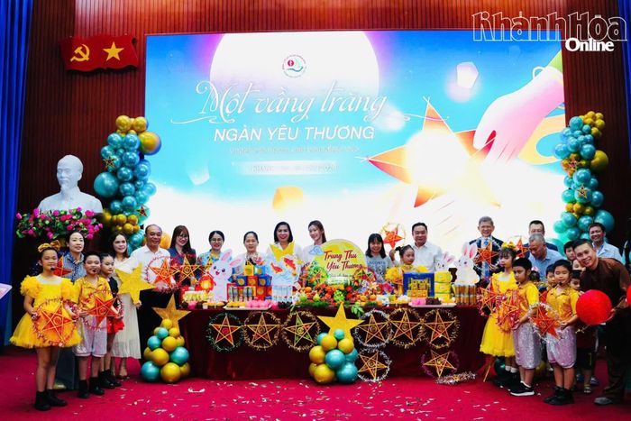 Đại biểu và các bệnh nhi cùng nhau phá cỗ Trung thu.