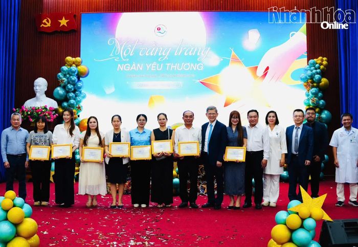Ban tổ chức tri ân các nhà tài trợ chương trình.