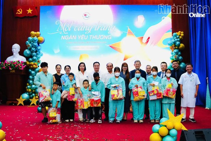 Các bệnh nhi có hoàn cảnh khó khăn được nhận quà và tiền mặt.