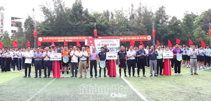 Đại biểu tặng cờ lưu niệm cho các đoàn vận động viên tham gia đại hội.