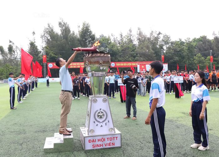 Lãnh đạo Trường Đại học Nha Trang thực hiện nghi thức đốt đuốc truyền thống khai mạc đại hội.