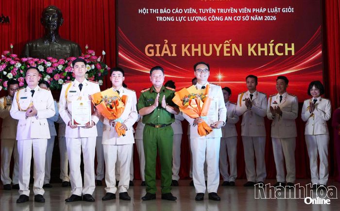 Đại tá Lê Quang Dũng trao giải khuyến khích cho các đội.