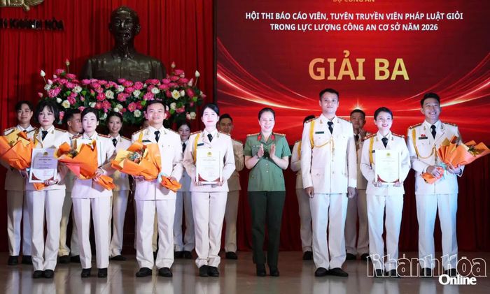 Đại tá Từ Thị Thu Hòa trao giải ba cho các đội.