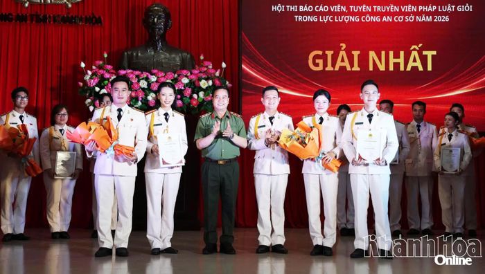 Trung tướng Phạm Công Nguyên trao giải nhất cho các đội.