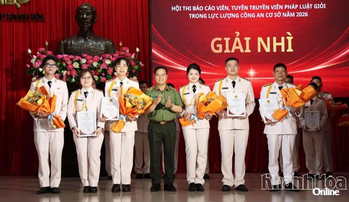 Trung tướng Phạm Công Nguyên trao giải nhì cho các đội.
