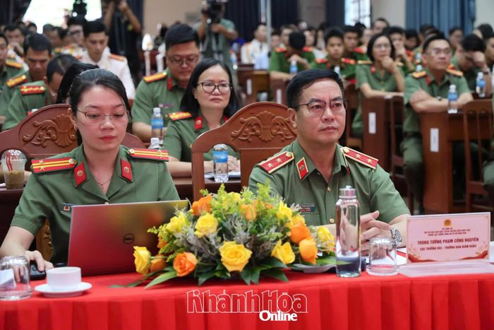 Trung tướng Phạm Công Nguyên và các đại biểu tham dự hội thi.