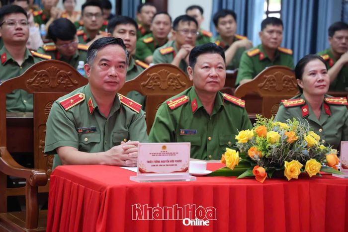 Thiếu tướng Nguyễn Hữu Phước và các đại biểu tham dự hội thi.