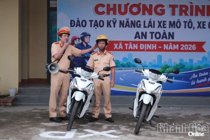 Lực lượng Cảnh sát giao thông hướng dẫn đội mũ bảo hiểm đúng quy cách.