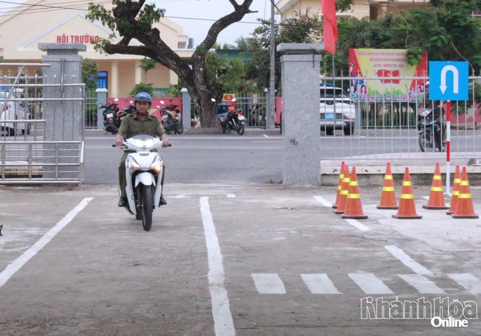 Học viên thực hành tình huống sa hình.