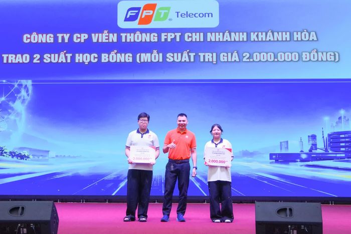 Công ty Cổ phần Viễn thông FPT Chi nhánh Khánh Hòa trao học bổng cho thủ khoa 2 ngành học.